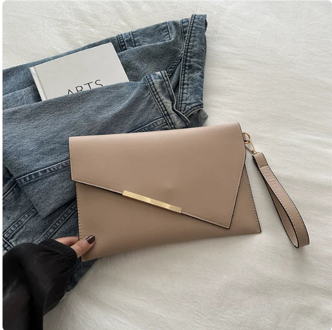 📧: Women's Trendy Envelope Clutch - Stylish Urban Simplicity
