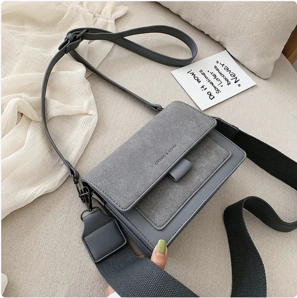 👜: Wide Strap Crossbody Bag - Comfortable All-Day Carry