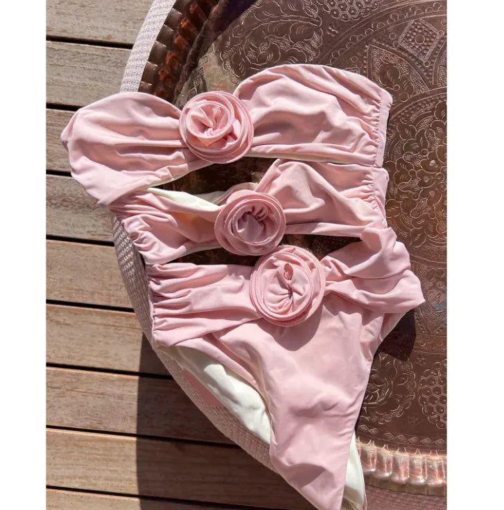 🌸: Three-Dimensional Flower Swimsuit - Elegant One-Piece with Floral Details