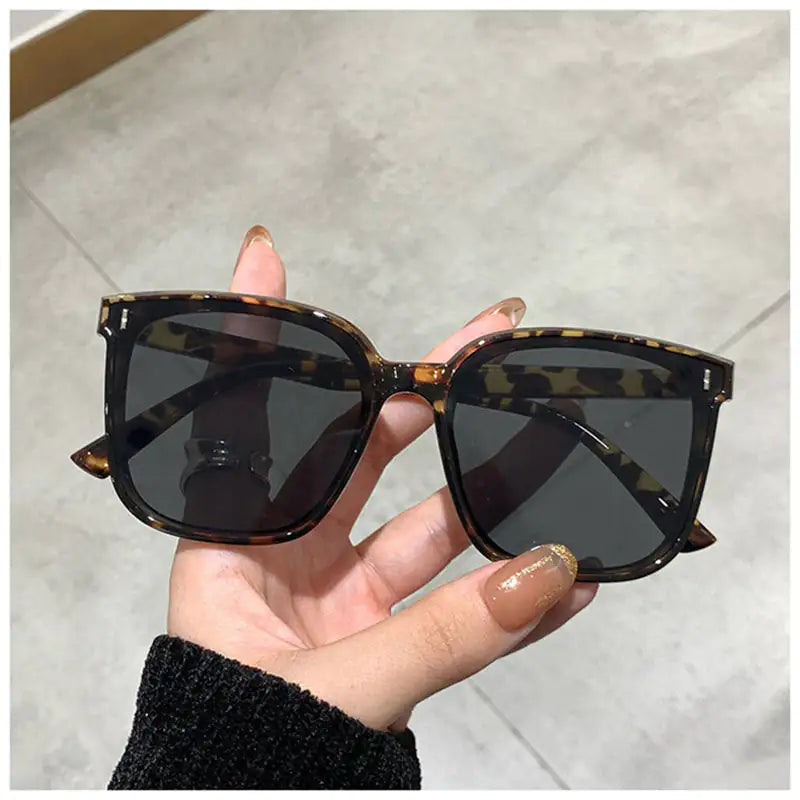 🔲: Vintage Square Sunglasses - Retro Charm with UV Protection