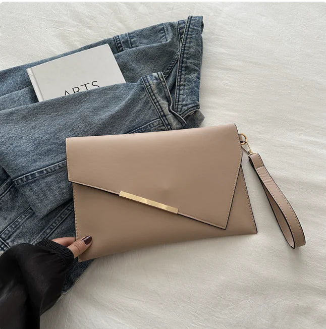 📧: Women's Trendy Envelope Clutch - Stylish Urban Simplicity