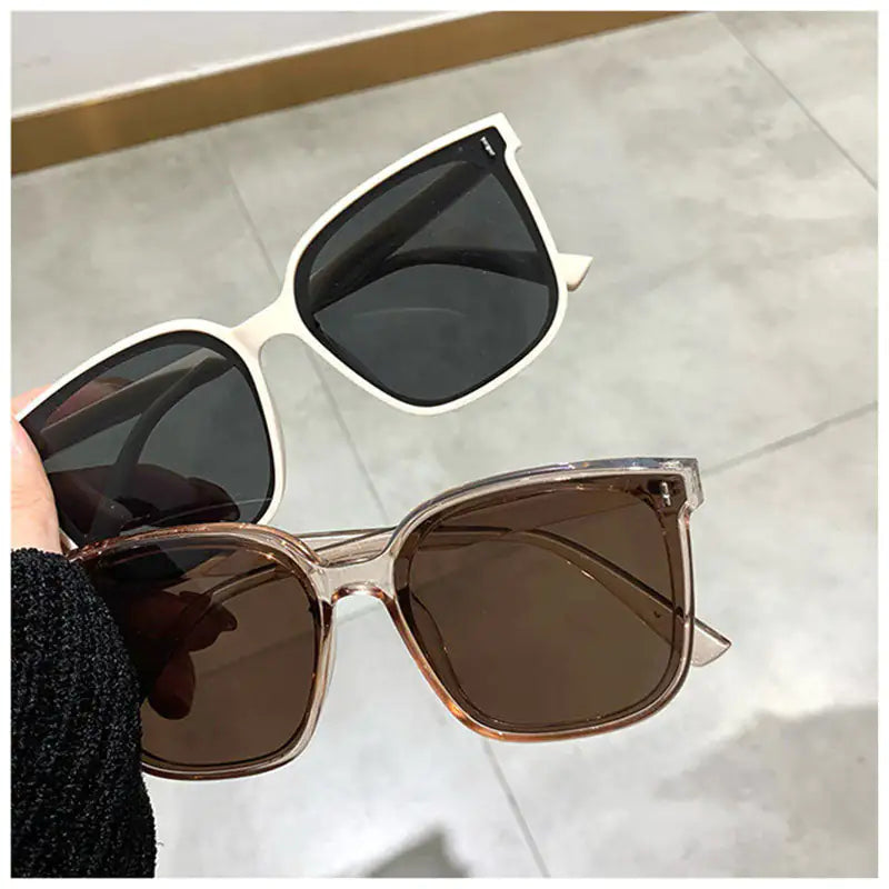 🔲: Vintage Square Sunglasses - Retro Charm with UV Protection