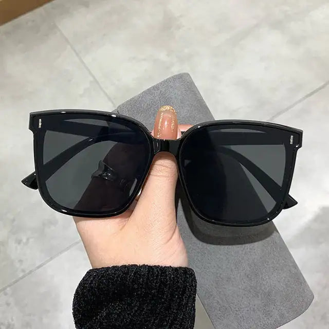 🔲: Vintage Square Sunglasses - Retro Charm with UV Protection
