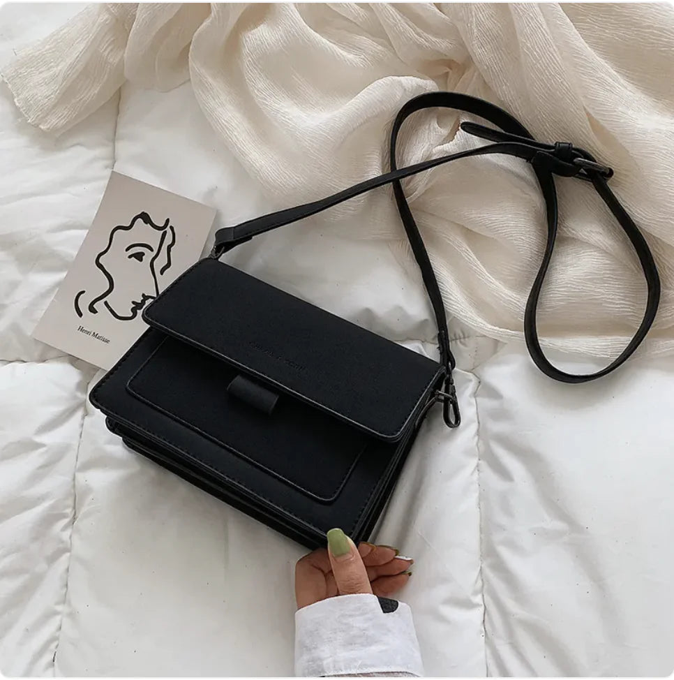 👜: Wide Strap Crossbody Bag - Comfortable All-Day Carry