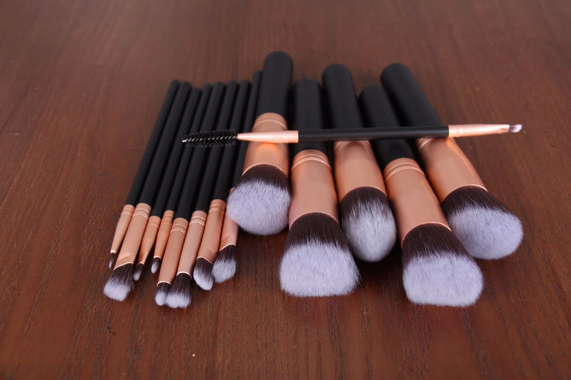 🖌️: 14-Piece Wood Handle Makeup Brush Set - Professional Beauty Tool Collection