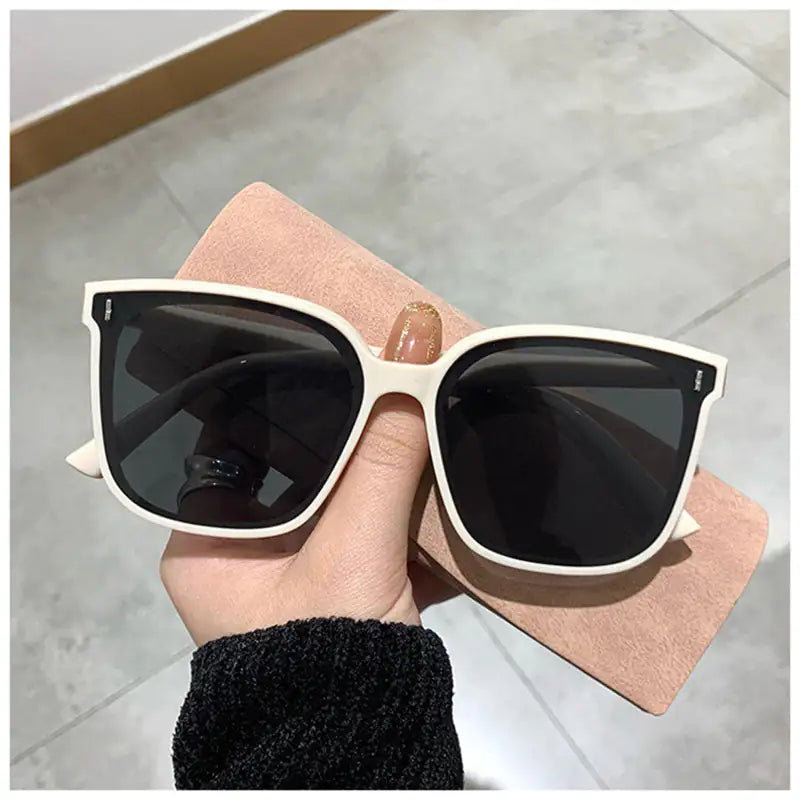 🔲: Vintage Square Sunglasses - Retro Charm with UV Protection