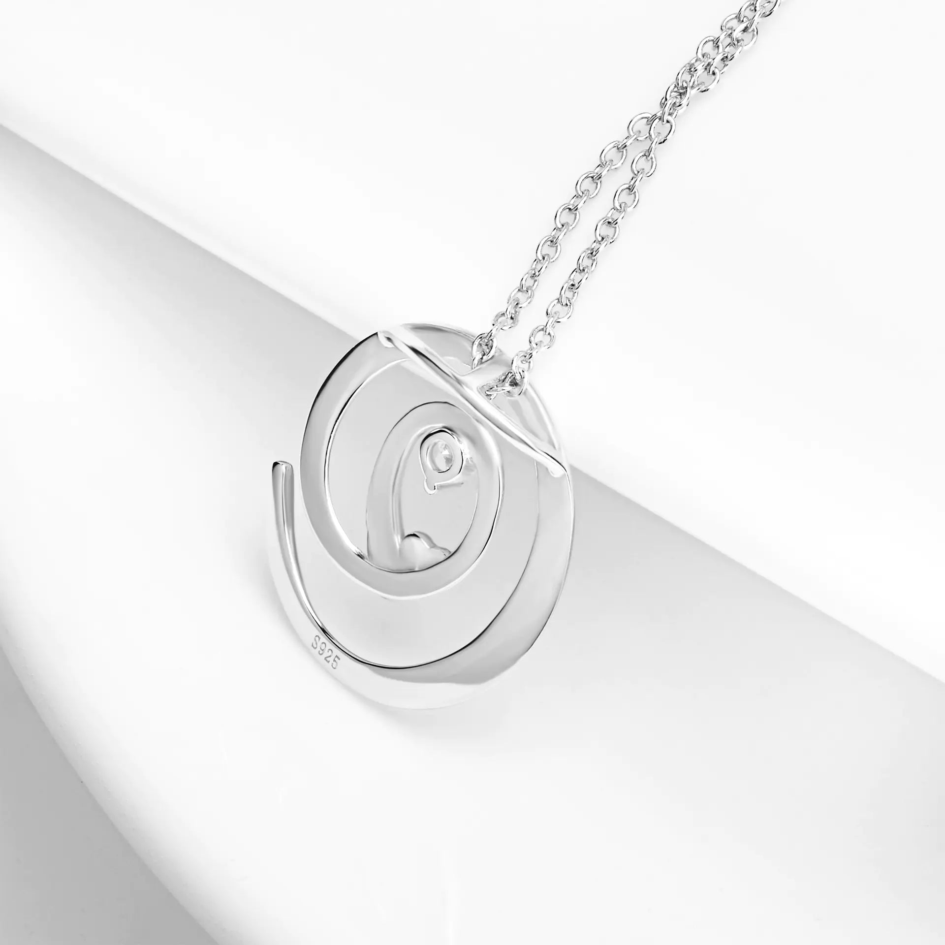 💎: 925 Sterling Silver Round Diamond Pendant Necklace - Elegant Circle Jewelry