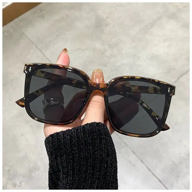 🔲: Vintage Square Sunglasses - Retro Charm with UV Protection