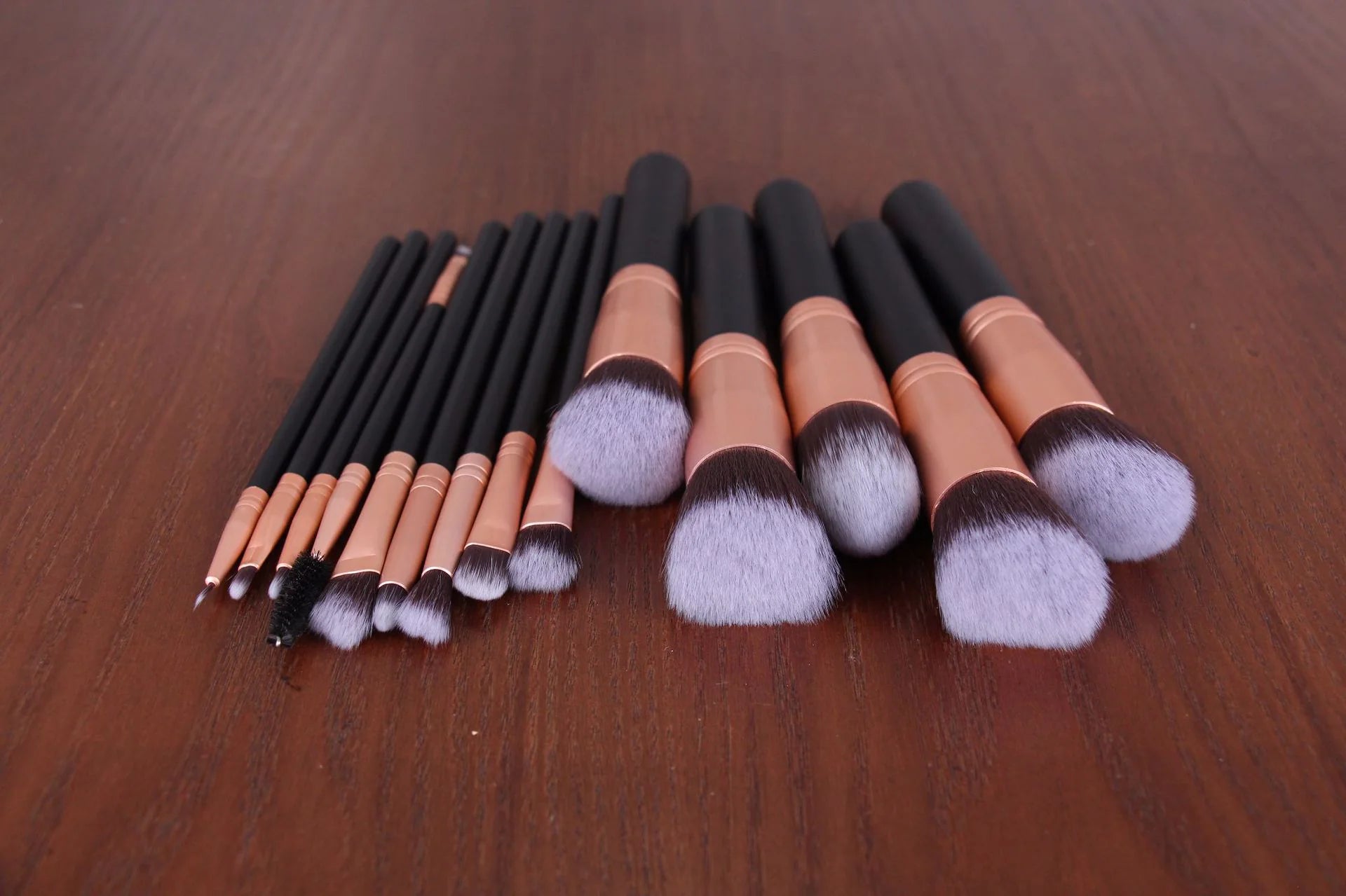 🖌️: 14-Piece Wood Handle Makeup Brush Set - Professional Beauty Tool Collection